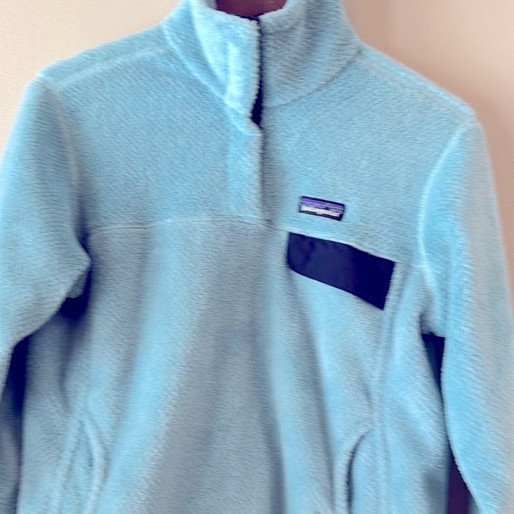 PATAGONIA Light Blue synchilla Fleece Pullover w/navy blue accents. - Picture 2 of 5